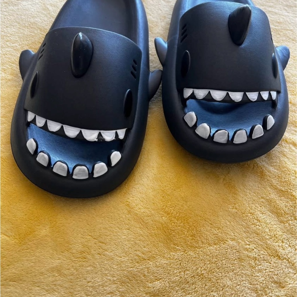 HELLO SLIPPERS (like CROCS) Mens 9-11 Women’s 11-12